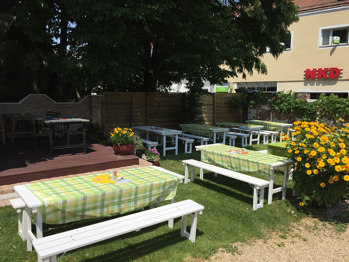 Schattiger Gastgarten